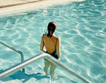 Load image into Gallery viewer, Ginger Shore, Causeway Inn, Tampa, Florida, November 17 Print Stephen Shore