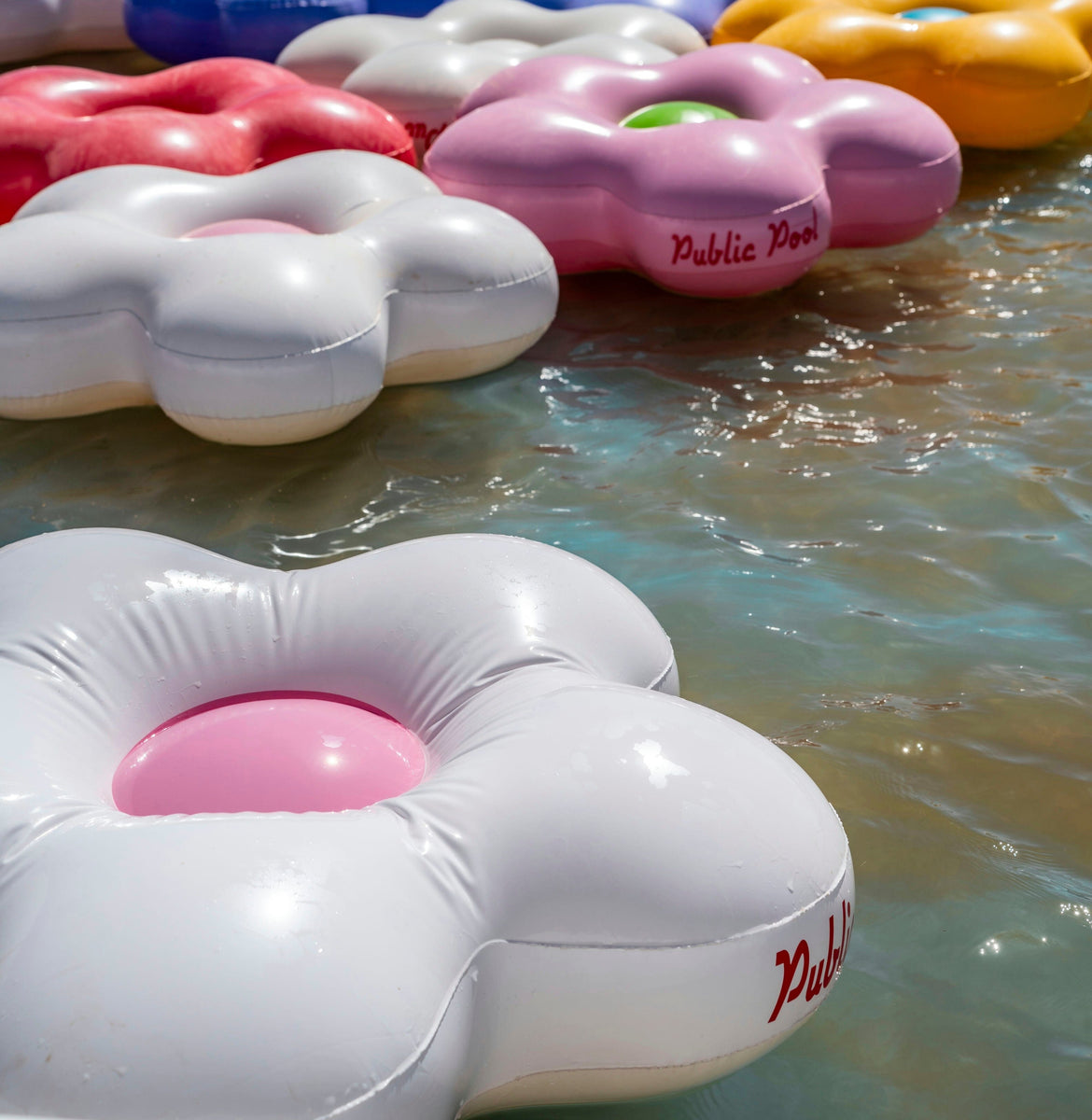 Public Pool Flower Float (White) – Post Modern Vandal
