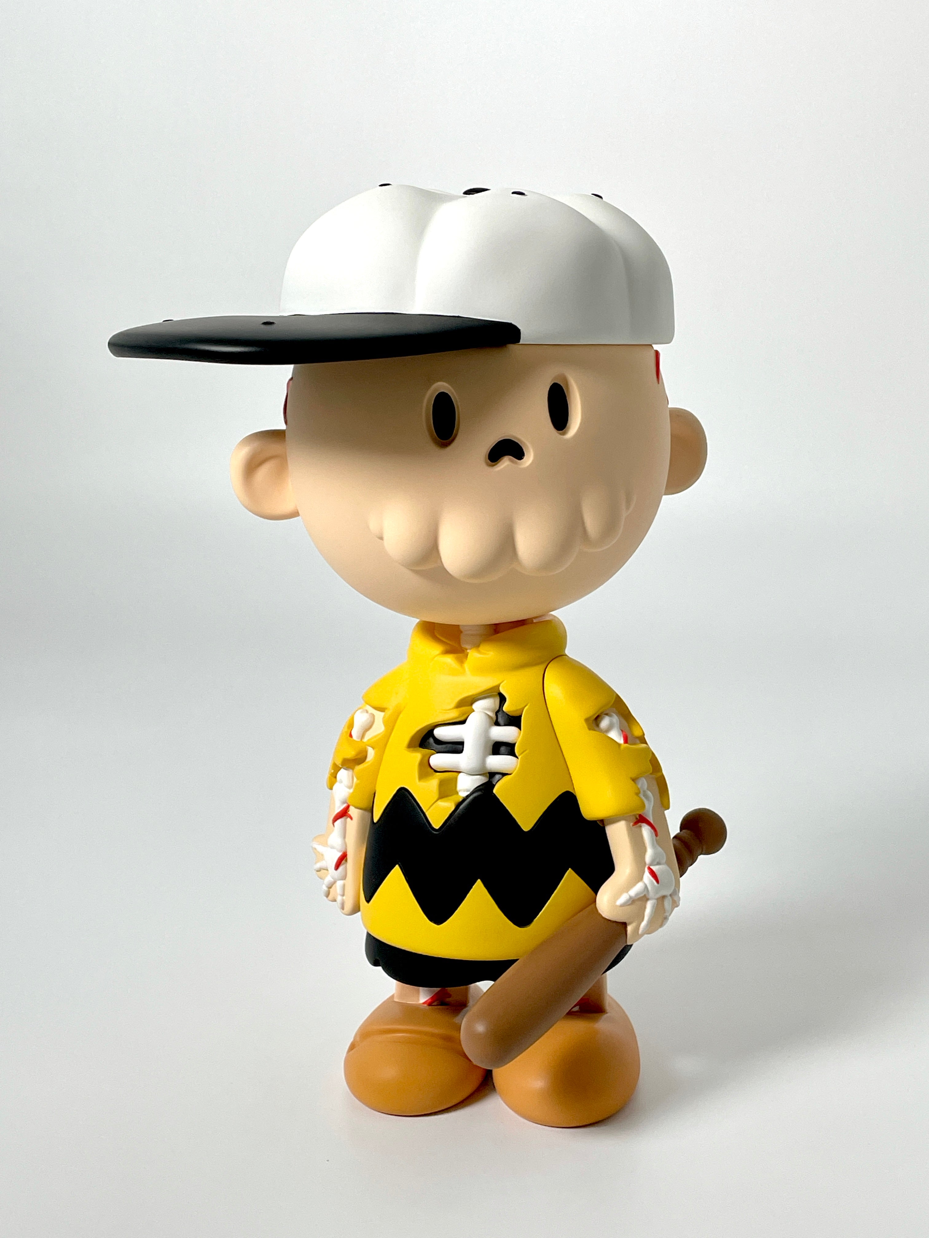 Creepy Brown (Charlie Brown, Snoopy) de Coté Escrivá (2021): Escultura Resina